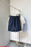 L534 Lv路易威登 25Ss新款牛仔短裤铺陈撞色 Monogram 提花，以前襟、口袋和袖口的珠光纽扣演绎丹迪风尚，轻松成就跨季佳选。与同款短袖夹克搭配相宜