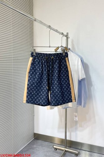 L534 Lv路易威登 25Ss新款牛仔短裤铺陈撞色 Monogram 提花，以前襟、口袋和袖口的珠光纽扣演绎丹迪风尚，轻松成就跨季佳选。与同款短袖夹克搭配相宜