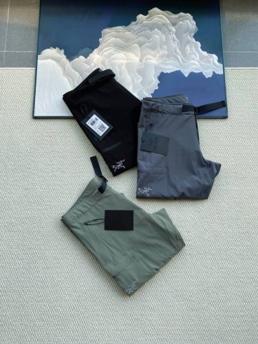 arc'teryx 始祖鸟夏季新款刺绣男士户外休闲薄款长裤！ 始祖鸟家无敌的一款单品，上身效果真的无敌好看，修长显瘦增高，防水防风，衣柜必备单品， 腿测鸟家重工