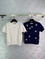 华伦Valentin*2025新品上架 钉珠雪花针织短袖 定制Yb羊毛纱线织造 弹力舒适 透气好穿 圆领针织短袖剪裁 美化头肩比例更显瘦 领前标志性金属字母徽标