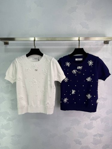 华伦Valentin*2025新品上架 钉珠雪花针织短袖 定制Yb羊毛纱线织造 弹力舒适 透气好穿 圆领针织短袖剪裁 美化头肩比例更显瘦 领前标志性金属字母徽标
