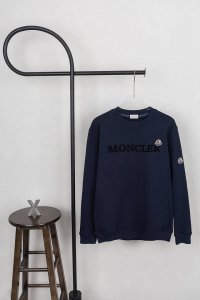 款号Xb30 moncler 蒙口植绒字母小标圆领卫衣 黑藏双色 面料采用400克毛圈高克重95棉5氢纶1 1双纱洗一辈子都不会变形的 男女同款 官网细节一致