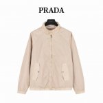 prada 普拉达 后背三角标轻薄外套 贸易渠道稀出，海外精品限量销售。户外风衣产品的典范，全身暗纹的商标彰显品牌辨识度。这款夹克兼备温暖且轻盈的特质。 最新款