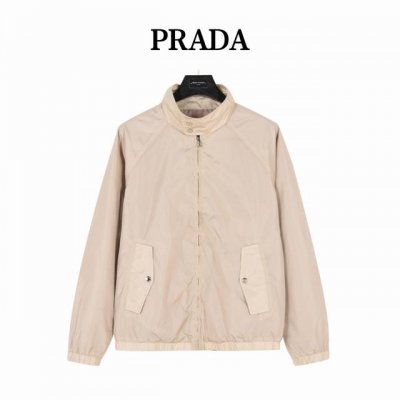 prada 普拉达 后背三角标轻薄外套 贸易渠道稀出，海外精品限量销售。户外风衣产品的典范，全身暗纹的商标彰显品牌辨识度。这款夹克兼备温暖且轻盈的特质。 最新款