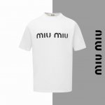 款号#Z69 Miumiu经典字母圆领短袖 Miumiu官网一致款式 面料：32支双纱280克纯棉面料 同缸同色织染螺纹 颜色一致 工艺：进口机器白墨直喷印花工