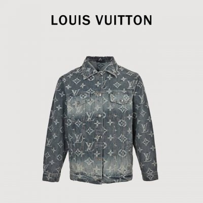 Louis Vuitton 路易威登Lv 重工水洗满印刺绣提花牛仔外套 这个面料非常考究，采用重工四次高难度洗水，手感不输柜上，面料品质让你一目了然，细节堪称完