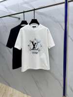 Louis Vuitton 路易威登 2025Fw春夏新品圆领打底外穿T恤，立体感Logo微廓形半袖260克活性纯棉打底T恤，棉，手感面糯有骨感，柔而有韧性。工