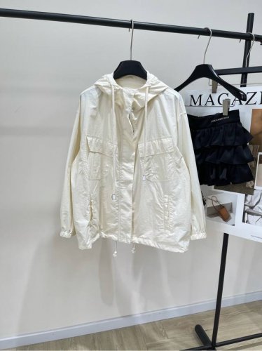 米杏色抽绳连帽防晒外套 ，面料：棉+锦纶 颜色：米杏色 配腰带 *｜防晒外套 25Ss春夏新款上新！ pr 连帽抽绳外套， 高版出品轻薄短款连帽夹克外套 结合工