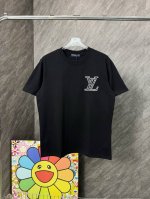 款号 G92 Lv小标花形刺绣图案圆领短袖 Louisvuitton官网Zp同步新款T恤 面料采用32支双纱2 克高克重纯棉面料 同缸定织定染原版同色螺纹 进口
