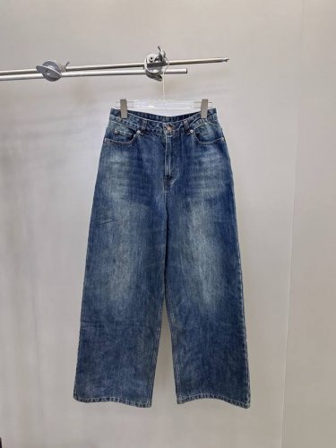 p巴黎 新款牛仔裤，经典直筒宽版裤型加经典洗水色，男女同款，尺码Sml