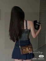lv 黄花Petite Malle硬盒子 Lv作为箱包专家，在百年前其行李箱已经受到欧洲贵族权贵的青睞。硬朗的外表与优雅的老花，搭配其耐用的品质，可以说在硬箱领