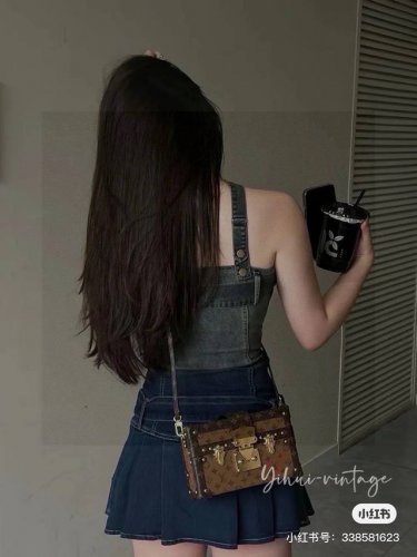 lv 黄花Petite Malle硬盒子 Lv作为箱包专家，在百年前其行李箱已经受到欧洲贵族权贵的青睞。硬朗的外表与优雅的老花，搭配其耐用的品质，可以说在硬箱领