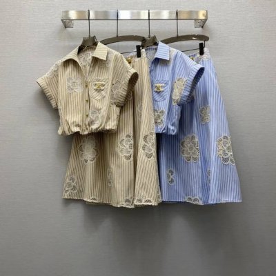 Cc*25Ss 重工绣花气质V领金属皮扣点缀衬衣半裙套装，高级面料，颜色:图片2色，面料：刺绣条纹棉面料 Smlxl
