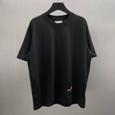 p150火柴刺绣图案短”T size : S-Xl 皮马棉针织T恤 正面饰有火柴图案刺绣 常规版型 颜色：白色