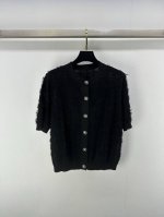 balmia*上新细节 25 春夏最新流苏边针织开衫短袖 定制老虎扣 定制羊毛针织材质 质感高级舒适 彰显品牌个性 凸显穿搭高级感 细密针织纹理与衣身流苏形成碰