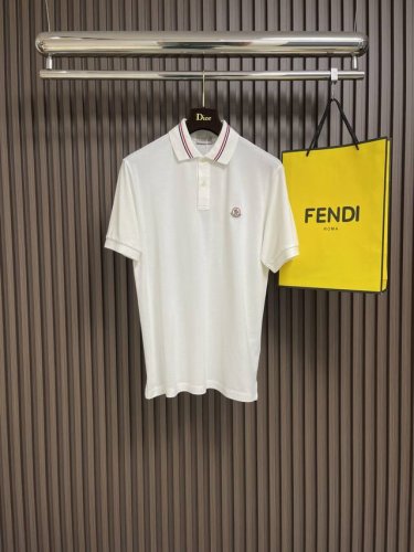 Moncler 经典款短袖polo， 百年不衰 领口拼接色 呼应设计元素 简约而时尚运动户外 这款衫采用通透棉质珠地面料制成，是经典的男士单品。短袖设计，饰以标