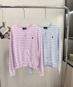 品名：Ralph Laur*N 拉夫战马条纹针织防晒空调开衫 尺码：M.L 颜色：蓝条纹 紫粉条纹 扑面而来的夏季清新气息，温柔系好显氧气活力感，软软又宽松的慵