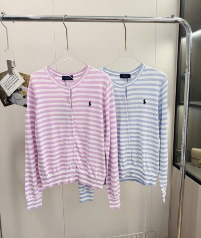 品名：Ralph Laur*N 拉夫战马条纹针织防晒空调开衫 尺码：M.L 颜色：蓝条纹 紫粉条纹 扑面而来的夏季清新气息，温柔系好显氧气活力感，软软又宽松的慵