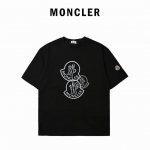 moncle* 蒙口*2025春夏新款 经典字母双图腾短袖T恤 印花图案 定制双纱平纹纯棉面料 短袖T恤 男女同款 颜色：黑色 白色 001 尺码： S -Xl