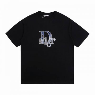 上新 本地最 Dior迪奥新款胸前渐变色字母硅胶烫短袖 多样的花朵为Dior标识上衣赋予挚爱浓情 宽松版型显瘦包容性极好 圆领设计修饰了脖颈线条 胸前的立体刺绣