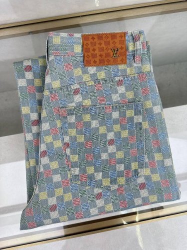 lv 2025夏新款上市，高品质爆款牛仔裤超级定制款，G网同款经典Logo，修身带弹力，上身舒适亲肤，版型超赞细节做工无可挑剔！简欧风格，轻奢高档，！码数S-3
