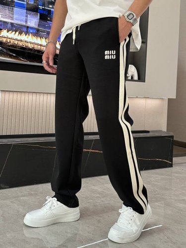 miumiu 2025春夏最新系列男士休闲裤！ 采用客供弹力柔棉材质，柔软细腻，手感绝佳！品牌格调一览无余！极简主义设计，没有多余浮夸的元素来宣兵夺主，细节做工