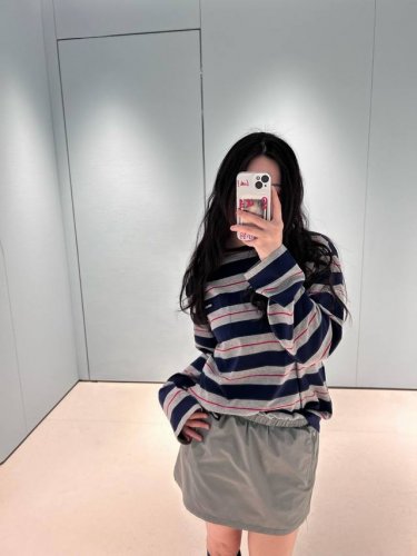 Miumi* 25Ss春夏新款 微标条纹宽松长袖T恤丨独家Yb开发！高版出品！全棉材质 透气舒适 质感十足 宽松长袖上衣裁剪 上身呈现休闲慵懒的穿搭格调 通体蓝