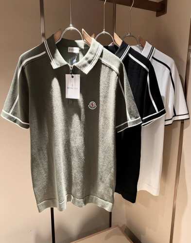 moncler蒙家 2025春夏最新的贸易订单针织短袖T恤，全品相！！网红款！工艺采用胸前徽章设计！上身舒适透气，不僵硬，整体有着丰富的立体感，品质出口订单，胸