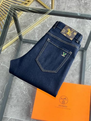 Lv 新款来袭2630新春爆款新品 专柜有售 实体店极品牛仔裤专柜原版1:1好货，适合各个年龄段。市场最高版本的欧洲进口面料。舒适柔软亲肤，上身效果超级棒时尚百