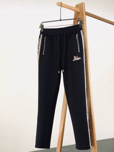 dior Homme 迪奥 桀傲 2025Ss春夏新品 通勤衣橱王炸单品驾到！ 深色系自带高级清冷感 直筒剪裁+微垂感面料 腿型一秒变纸片 两侧解构拉链&暗纹条