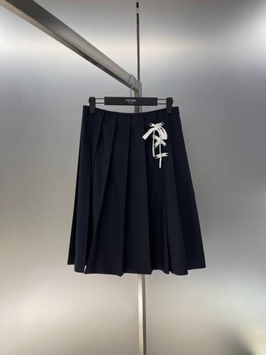 独家首发原单品质 pra*2025新品上架 绳结百褶半裙 定制Yb进口斜纹棉材质 垂顺舒适有型 饰以单侧穿孔绳结连接至裙褶装饰 搭配腰腹贴身压褶处理 彰显品牌调