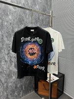 P270！《迪家》 dior 梦幻T恤，把艺术穿在身上 纯净的白色底色上，是宛如艺术画作般的绚烂图案。色彩斑斓的圆环设计，搭配多处“Dior”字样，个性又吸睛。