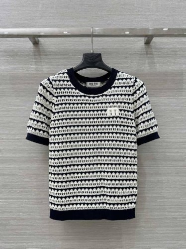 独家首发 原单品质Miu系穿搭，25春夏新品！夏威夷度假 高级黑白拼色镂空钩织针织圆领短袖上衣！手钩重工艺定制！认准我家！白富美必入神器！万能百搭版型超显瘦！定