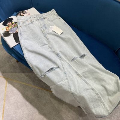 mm624春夏新款后白标半身裙 选用进口牛仔棉面料 面料柔软舒适 简约又显气质的款式 后白标Logo经典设计 经典百搭款1色码数Sml