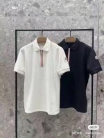 moncler盟可、 官网同步发售25春夏新品男士三色饰边棉质珠地Polo衫。地Polo衫 这款Polo衫经典易搭，可轻松演绎各种风格。经典短袖设计，采用棉质珠