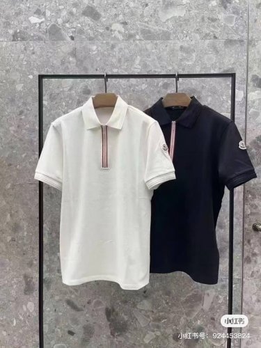 moncler盟可、 官网同步发售25春夏新品男士三色饰边棉质珠地Polo衫。地Polo衫 这款Polo衫经典易搭，可轻松演绎各种风格。经典短袖设计，采用棉质珠
