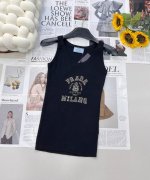 prada 胸口经典Logo嵌花短袖针织背心 这款修身版型针织长袖源自经典罗纹针织系列 简洁修身版型与别致撞色字母Logo搭配 超级时髦百搭 实用主义 简洁廓形