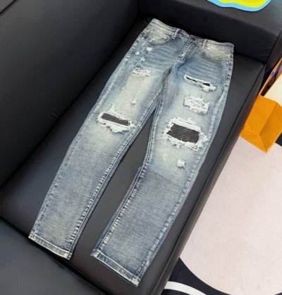 款号：D296 Amiri & 阿米日 水洗蓝拼皮爆款高街牛仔裤修身弹力水洗刀割破洞长裤Fog高街男潮 Amiri Amiri音译为埃米尔，是创始人的名字，Am