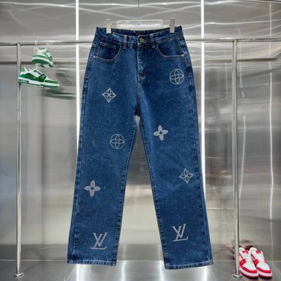 路易 Lv 老花字母Logo水晶镶钻彩钻满钻烫钻 烫钻字母设计 尽显施华洛世奇水钻的感角， 采用优质水洗面料 这款牛仔通体缀饰水晶，为整个廓形注入新鲜活力。颜色
