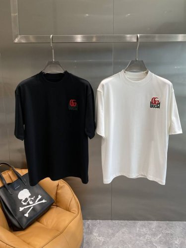 古家 Guccit恤太精致简约又高级，左胸处红绿配色的“Gucci”标志，精致又亮眼，瞬间提升时尚感 面料亲肤舒适，宽松版 M-3Xl 隔天