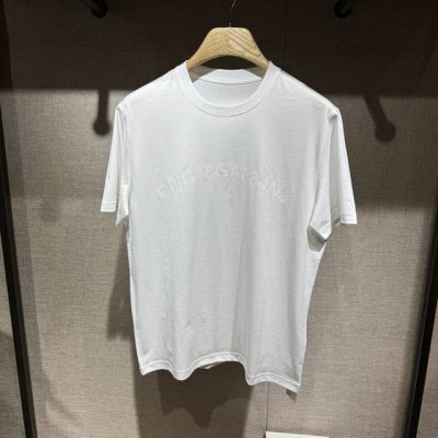 补单回货 上新，Dg印花细节全棉短袖T恤。订织全棉面料质感好，面料舒适亲肤。颜色:黑，白色。尺码:S-M-L-Xl-Xxl。