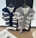 品名 Dio* 学院风蜜蜂刺绣披肩polo针织衫 尺码 M.L 颜色 灰色 藏青色 韩女单品 韩女感针织条纹披肩衫 日常出街搭配牛仔裤和小白鞋 简约又时尚 轻松