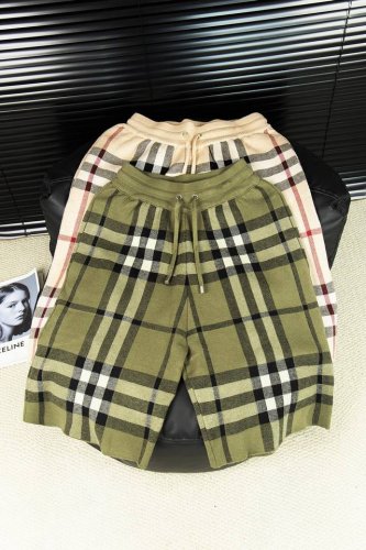 顶级版本-款号W50 巴宝莉Burberry 经典大格纹针织短裤 采用定制针织一体的条纹面料 威化布织法 提花针织工艺 版型紧致立体 4杠拼接 定制裤绳五金质感