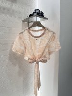 chane*2025新品上架 印花系带短袖上衣 定制Yb进口棉麻材质 肌理明显 透气养肤 系带短款上衣版型 下摆系带设计可调节收腰效果 包容身材增添洒脱帅气气息
