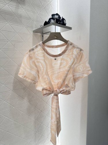 chane*2025新品上架 印花系带短袖上衣 定制Yb进口棉麻材质 肌理明显 透气养肤 系带短款上衣版型 下摆系带设计可调节收腰效果 包容身材增添洒脱帅气气息