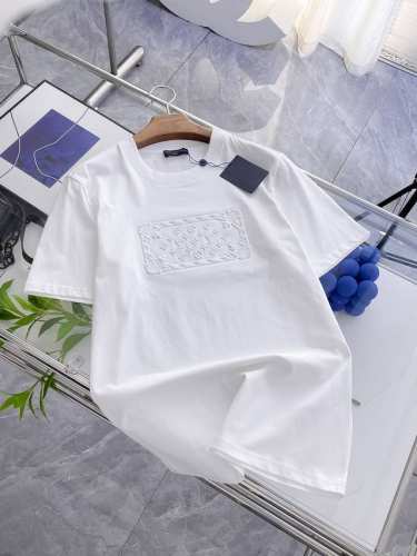 lv夏季新品，全新凹凸工艺，高定面料 玉蚕丝般的丝滑 时尚经典圆领短袖时尚单品设计，更加时尚舒适，高标准定制，上身非常有型，客供辅料，客供进口高档面料质感非常细