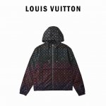 louis Vuitton 路易威登 拼色满印连帽夹克外套 风衣这款Lv连帽夹克 以卓越匠心铸就非凡品质 标志性Monogram图案以绚丽渐变色彩呈现 于低调黑