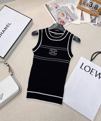 Chanel2025新品上架圆领修身针织背心 定制Yb进口纱线织造 细腻肌理 柔软舒适 圆领针织短袖裁剪 螺纹包边增添精致调性 通体竖坑条针织纹理 搭配弹性十足