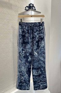 dio*2025新品上架 印花透视短袖长裤套装 定制Yb进口斜纹稠材质 质感垂顺舒适 正肩圆领短袖高腰弹力长裤套装 通体满印森林动物等自然元素图案 老钱松弛感满