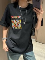 55987 Ff * 彩色字母拉链口袋短袖T恤，棉质平纹针织面料 饰彩色Ff拉链口袋，下摆饰品牌标识纽扣贴饰 罗纹领口和下摆 男女同款Sml